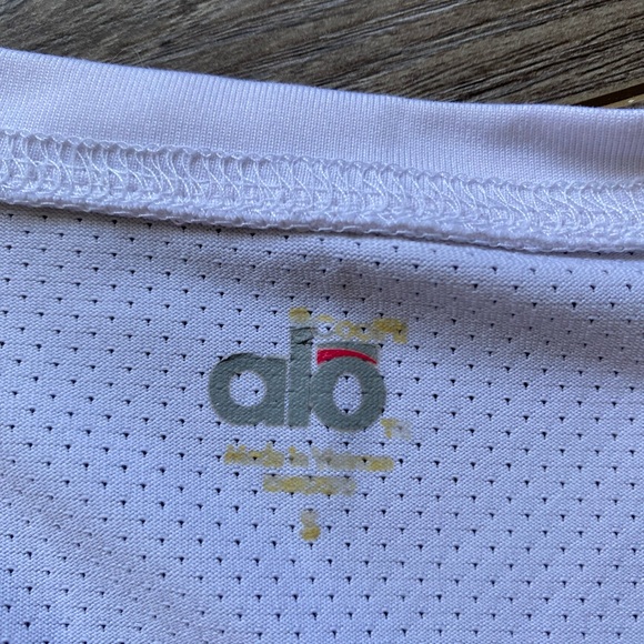 Alo Yoga white mesh ventilated work out t-shirt - Picture 5 of 6